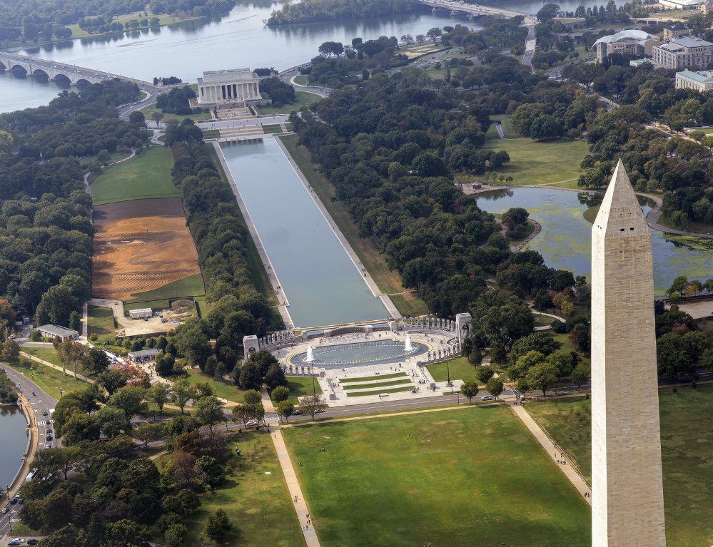 Aerial view of the National Mall with the six-acre portrait Out of Many, One between the World War II and Lincoln memorials