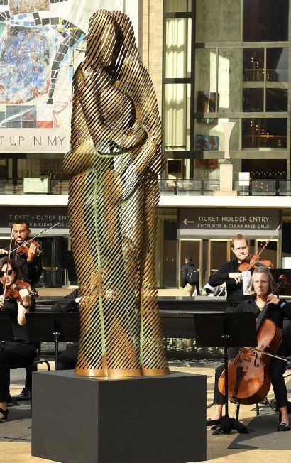 The Hug, the slatted bronze figures embracing, full height